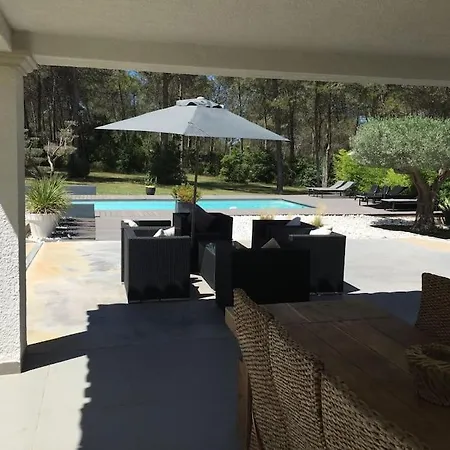 Au Coeur De La Pinede Avec Piscine Privee