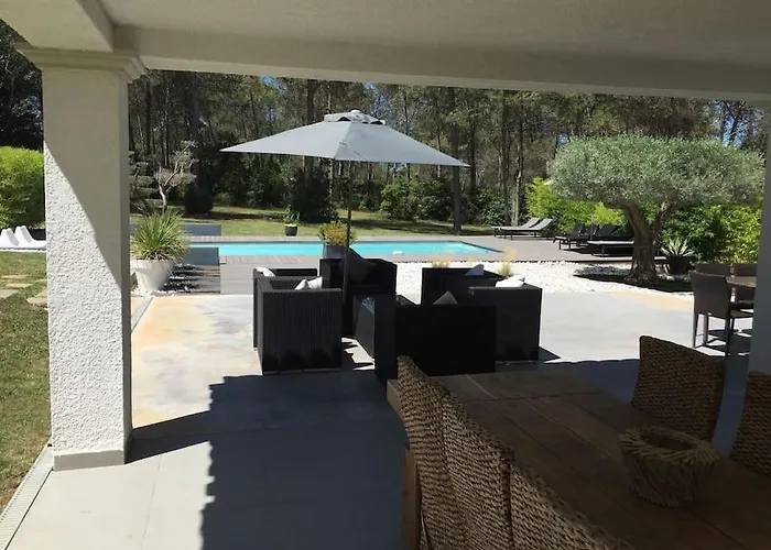 Au Coeur De La Pinede Avec Piscine Privee
