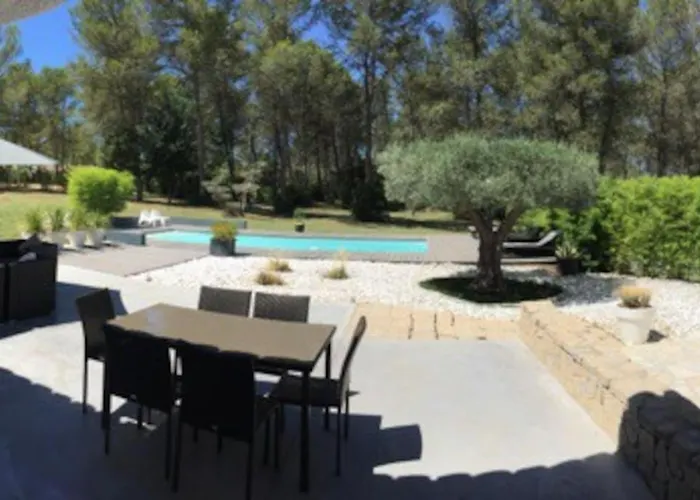 Au Coeur De La Pinede Avec Piscine Privee